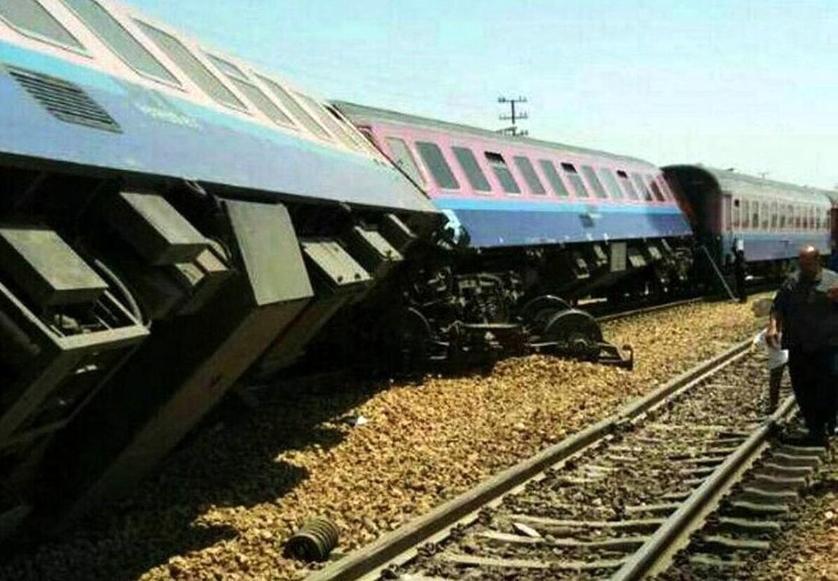 خارج شدن قطار مسافربری از ریل