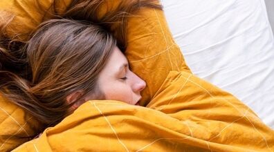 چرا در بهار همش خوابمون میاد؟ | روش های رفع خواب آلودگی در بهار