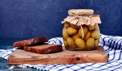 با چغاله بادام؛ خوشمزه ترین ترشی بهاری رو درست کن + طرز تهیه