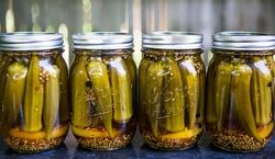 طرز تهیه ترشی بامیه به سبک تبریزی ها | نکات نگهداری ترشی بامیه