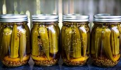 طرز تهیه ترشی بامیه به سبک تبریزی ها | نکات نگهداری ترشی بامیه