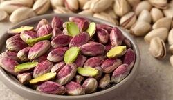 عوارض خوردن پسته | اگر جزو این افرادید، پسته نخورین!