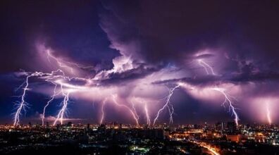  لحظه جان باختن 2 فرد با برخورد صاعقه + فیلم