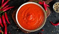 طرز تهیه خوشمزه ترین سس چیلی دنیا | عاشقان غذای تند میفهمند این سس چیه!