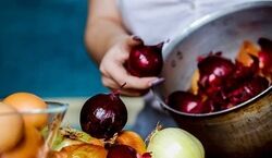 (ویدیو) کاربردهای شگفت‌ انگیز پوست پیاز که از آن بی‌ خبرید