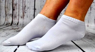 لکه های سیاه جوراب رو با این روش های ساده از بین ببر + آموزش