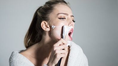 خانم ها صورتشونو با تیغ بتراشن یا نه؟ | نکات اصلاح صورت با ژیلت + فیلم