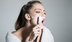خانم ها صورتشونو با تیغ بتراشن یا نه؟ | نکات اصلاح صورت با ژیلت + فیلم