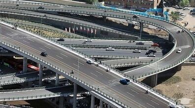 (ویدیو) سقوط 3 خودرو از روی پل در برخورد با تریلی