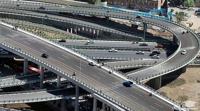 (ویدیو) سقوط 3 خودرو از روی پل در برخورد با تریلی
