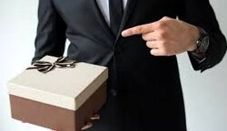 به پسرا چی هدیه بدیم؟ | 6 ایده تضمینی برای خوشحال کردن پسران