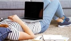 اگه لپ تاپ رو به جای میز روی پام بزارم چی میشه؟