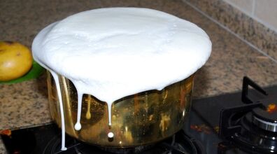 جلوگیری از سر رفتن غذا فقط با یه کفگیر چوبی ! 