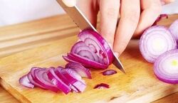 خوردن پیاز برای این دسته از افراد سم است! | ۵ مهمترین عوارض جانبی مصرف پیاز