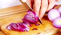 خوردن پیاز برای این دسته از افراد سم است! | ۵ مهمترین عوارض جانبی مصرف پیاز