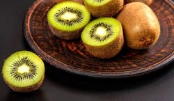 خواص حیرت‌ انگیز پوست کیوی | پوست کیوی برای چی خوبه؟