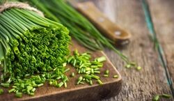 با برگ سیر یک چاشنی فوق العاده درست کن +فیلم آموزشی