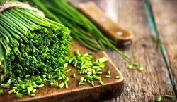 با برگ سیر یک چاشنی فوق العاده درست کن +فیلم آموزشی