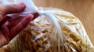گره کور کیسه‌ های پلاستیکی رو با یه ترفند خیلی راحت باز کن! + فیلم