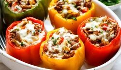 طرز تهیه فلفل دلمه ای شکم پر مجلسی | روش پخت فلفل دلمه ای شکم پر با پنیر پیتزا