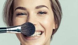 آرایشت رو اینجوری فیکس کن | نحوه استفاده از پودر فیکس در خود آرایی + فیلم آموزشی