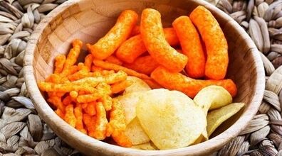 به هیچ وجه چیپس و پفک نخورید! | خوردن چیپس و پفک چه بلایی سرتان می‌آورد؟ 