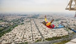 تجربه یک سقوط لذت بخش از ارتفاع در مراکز بانجی جامپینگ تهران + عکس 