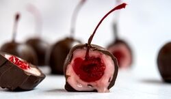 دسر ساده و خوشمزه شکلات گیلاسی | آموزش شکلات گیلاسی
