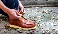 گشاد کردن کفش تنگ با سیب زمینی + دستورالعمل | 7 ترفند گشاد کردن کفش