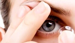 با این ترفند دیگه موقع لنز گذاشن استرس نداشته باش! + فیلم