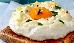 این بار به جای نیمرو ساده، کیک نیمرو بپز! | پختن تخم مرغ به سبک جدید + فیلم