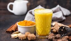 شیر زردچوبه چه خواصی دارد و چگونه تهیه می شود؟ | فواید شگفت انگیز نوشیدن شیر زرد چوبه قبل از خواب