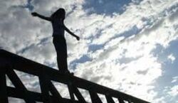 لحظه وحشتناک خودکشی دختر تبریزی از روی پل + فیلم