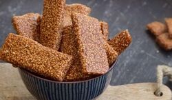 دسر ساده و خوشمزه سوهان کنجدی عسلی