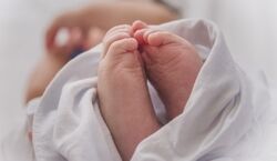 نوزاد عجیبی که زنده دفنش کردند!! + عکس