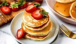 پنکیک توت فرنگی رو به روش هتلی واسه صبحانه درست کن! + طرز تهیه