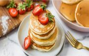 پنکیک توت فرنگی رو به روش هتلی واسه صبحانه درست کن! + طرز تهیه