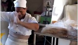 فیلمی دیدنی از رقص یک نانوا درحال پخت نان 