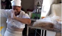 فیلمی دیدنی از رقص یک نانوا درحال پخت نان 