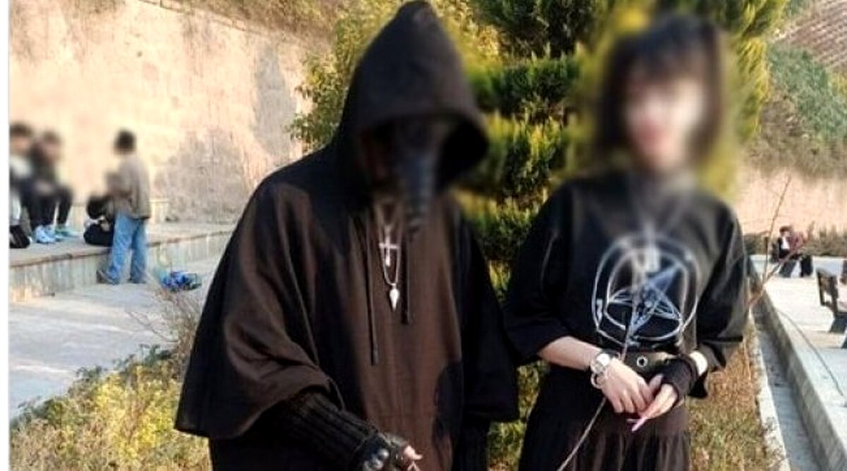 تصویر عجیب از دختر جوان دهه هشتادی با قلاده