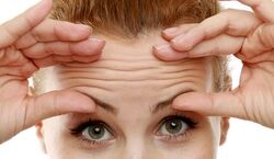 عادات غلطی که باعث چین و چروک پوست میشه! | این اشتباهات پوستت رو نابود می کنه