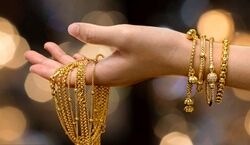 دستبند طلا رو دست چپ ببندیم یا راست؟ + مزایا