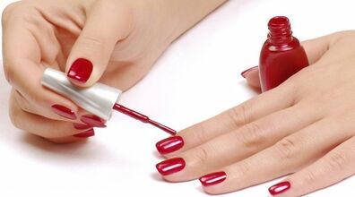 طراحی ناخن با ساده ترین وسایل ممکن در خانه + فیلم آموزشی