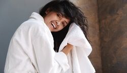(ویدیو) چرانباید با حوله موهامون رو خشک کنیم؟ 