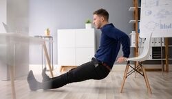 تمرینات آسان ورزش با صندلی برای شکم + فیلم
