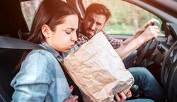حالت تهوع، سفر رو زهرمارت میکنه؟ | روش های درمان تهوع در سفر